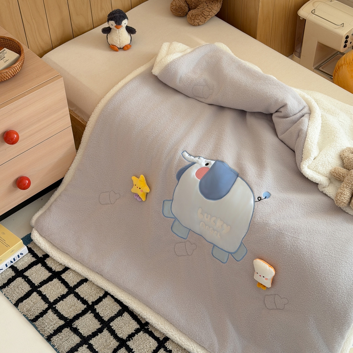 91家纺网 家纺一手货源 找家纺 喜多兔儿童家纺 2025新款圆圆系列抗菌恒温奶柔羊咩绒毯毛毯被 灰色圆滚滚的小象