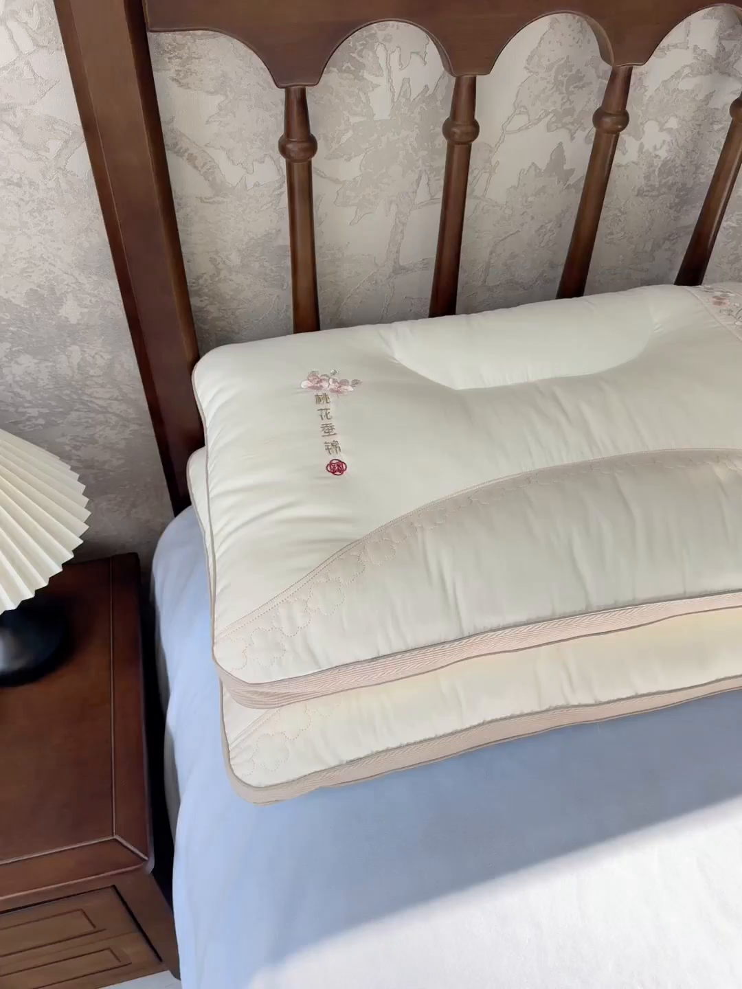 91家纺网 家纺一手货源 找家纺 （总）昕科 2025新款锦绣桃花枕-全棉纯棉粉色桃花刺绣枕头枕芯