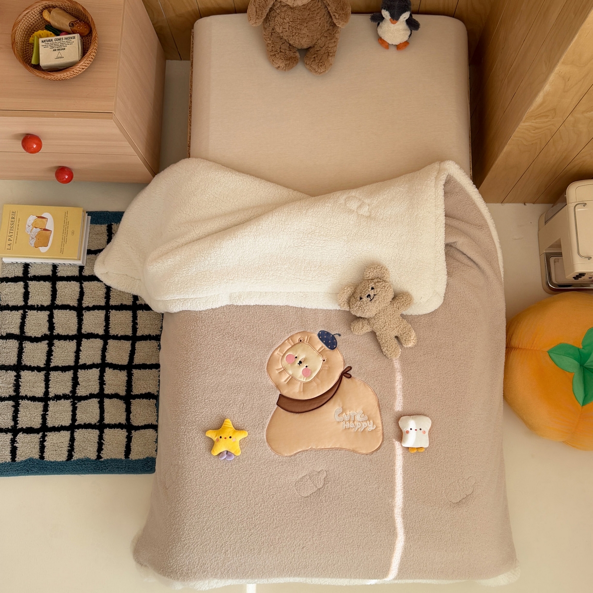 91家纺网 家纺一手货源 找家纺 喜多兔儿童家纺 2025新款圆圆系列抗菌恒温奶柔羊咩绒毯毛毯被 卡其色圆滚滚的小狮子