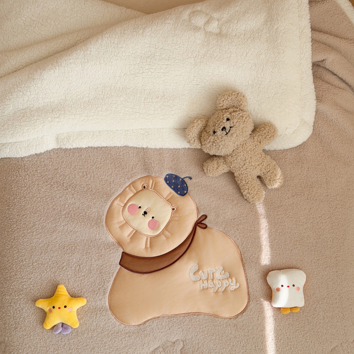 91家纺网 家纺一手货源 找家纺 喜多兔儿童家纺 2025新款圆圆系列抗菌恒温奶柔羊咩绒毯毛毯被 卡其色圆滚滚的小狮子