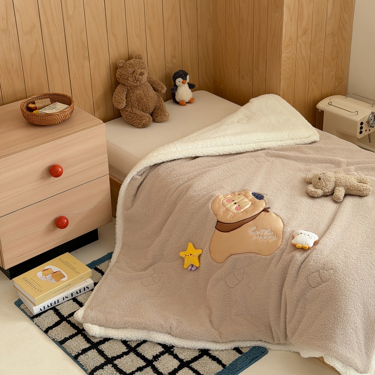 91家纺网 家纺一手货源 找家纺 喜多兔儿童家纺 2025新款圆圆系列抗菌恒温奶柔羊咩绒毯毛毯被 卡其色圆滚滚的小狮子