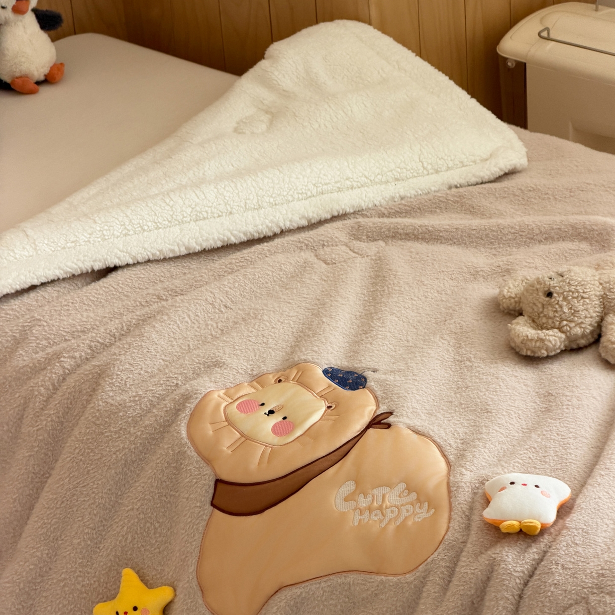 91家纺网 家纺一手货源 找家纺 喜多兔儿童家纺 2025新款圆圆系列抗菌恒温奶柔羊咩绒毯毛毯被 卡其色圆滚滚的小狮子