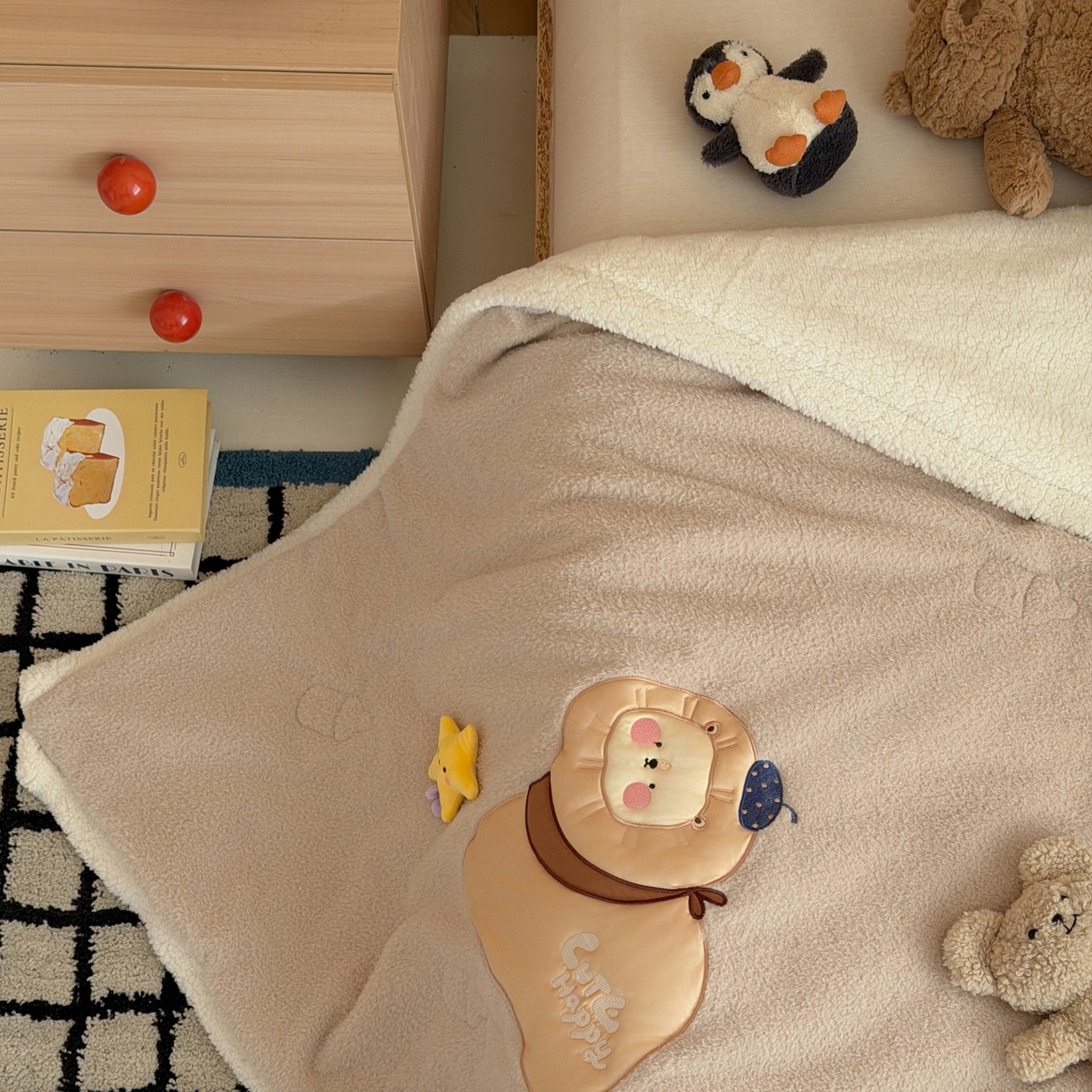 91家纺网 家纺一手货源 找家纺 喜多兔儿童家纺 2025新款圆圆系列抗菌恒温奶柔羊咩绒毯毛毯被 卡其色圆滚滚的小狮子