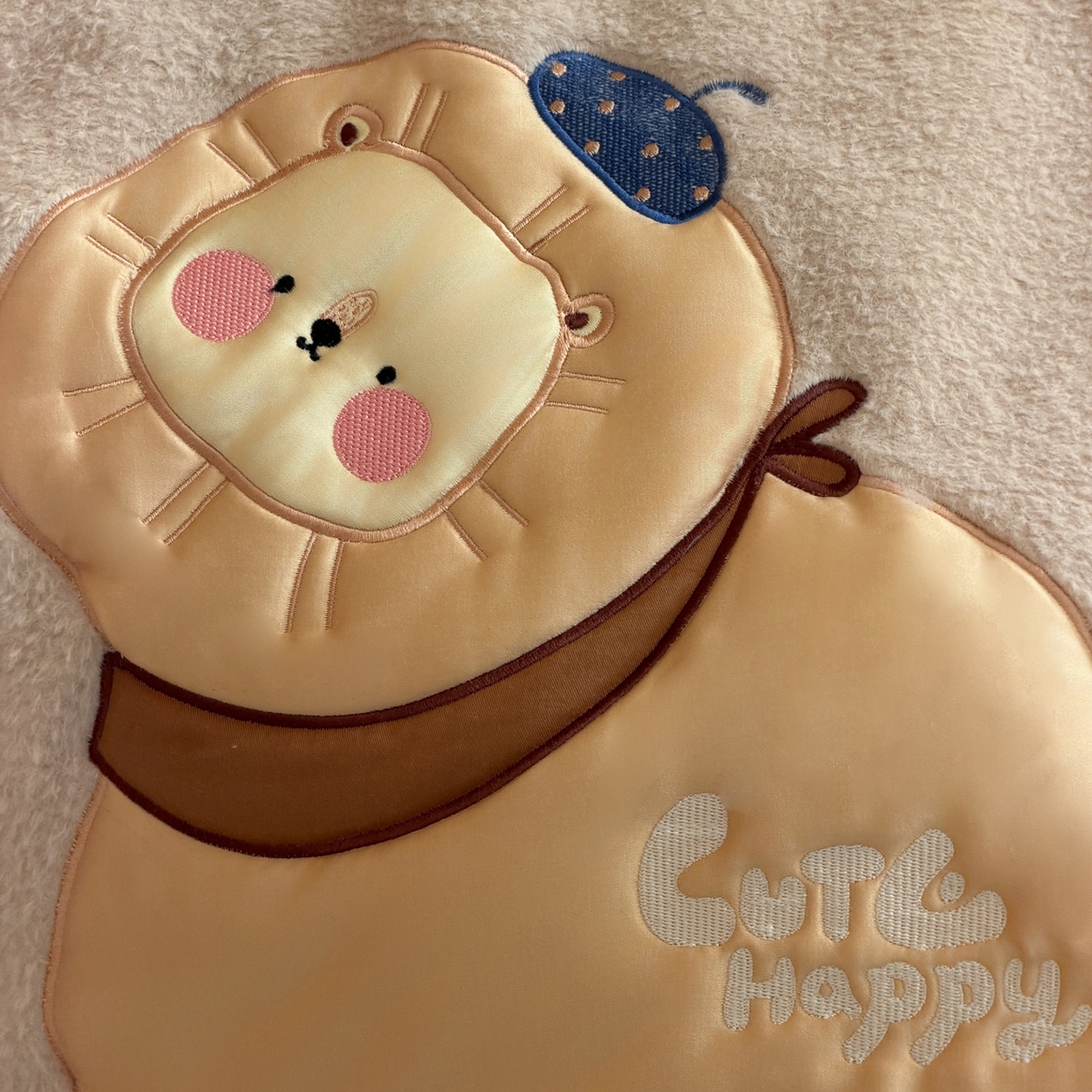 91家纺网 家纺一手货源 找家纺 喜多兔儿童家纺 2025新款圆圆系列抗菌恒温奶柔羊咩绒毯毛毯被 卡其色圆滚滚的小狮子