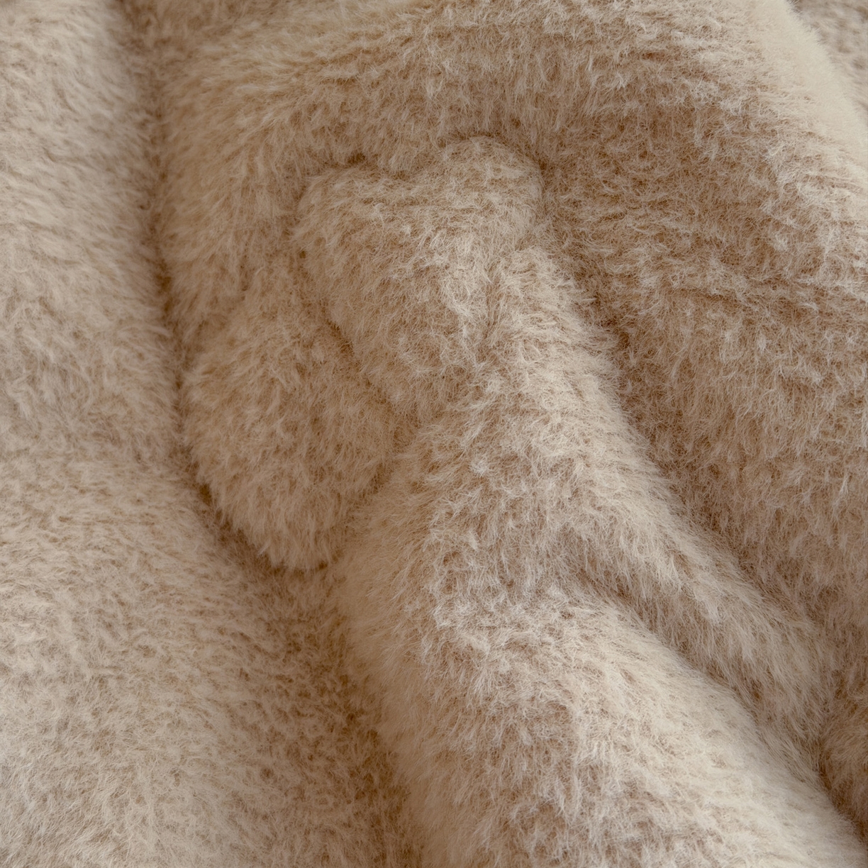 91家纺网 家纺一手货源 找家纺 喜多兔儿童家纺 2025新款圆圆系列抗菌恒温奶柔羊咩绒毯毛毯被 卡其色圆滚滚的小狮子