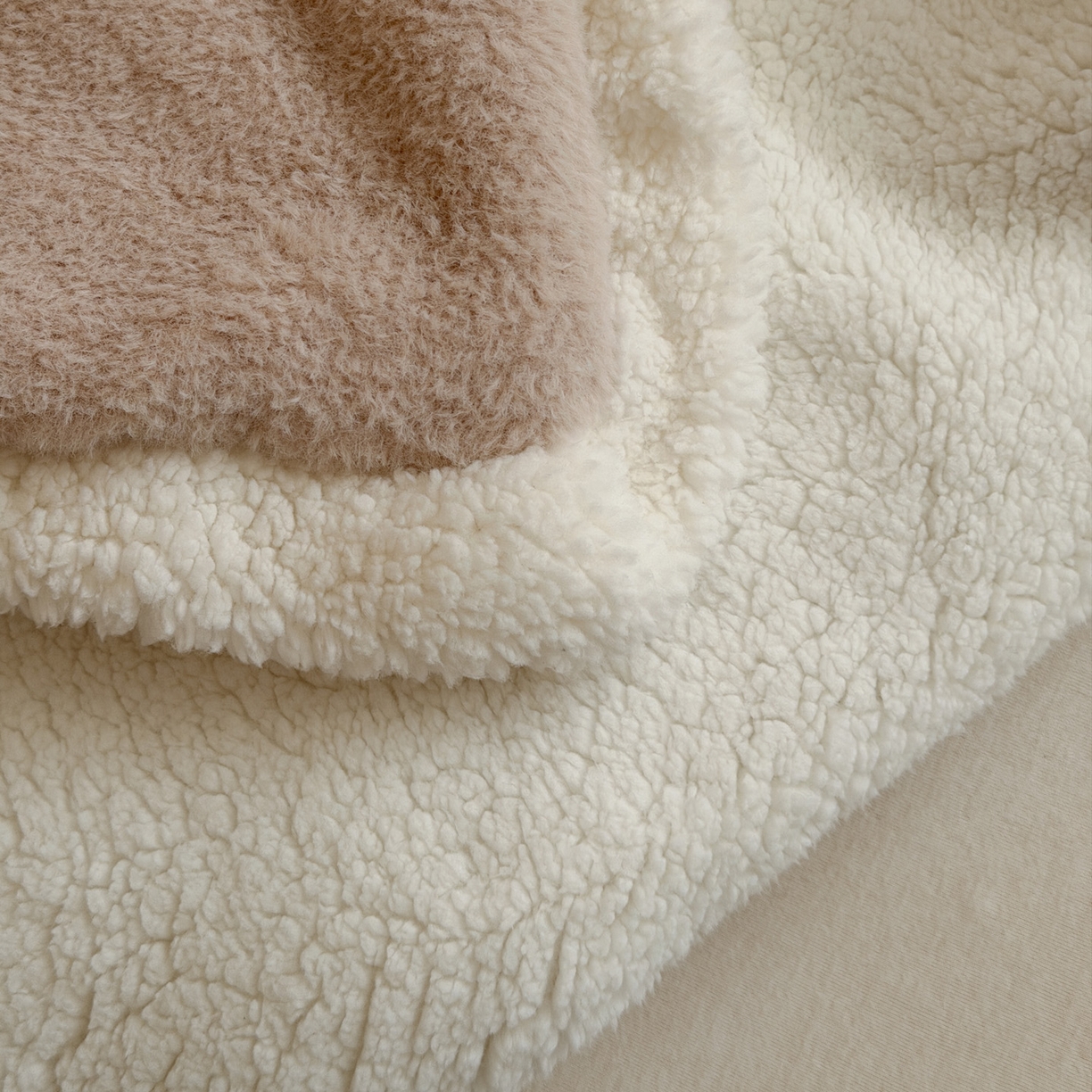 91家纺网 家纺一手货源 找家纺 喜多兔儿童家纺 2025新款圆圆系列抗菌恒温奶柔羊咩绒毯毛毯被 卡其色圆滚滚的小狮子