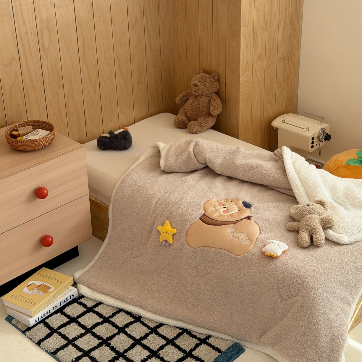 91家纺网 家纺一手货源 找家纺 喜多兔儿童家纺 2025新款圆圆系列抗菌恒温奶柔羊咩绒毯毛毯被 卡其色圆滚滚的小狮子