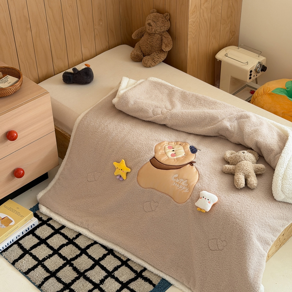 91家纺网 家纺一手货源 找家纺 喜多兔儿童家纺 2025新款圆圆系列抗菌恒温奶柔羊咩绒毯毛毯被 卡其色圆滚滚的小狮子