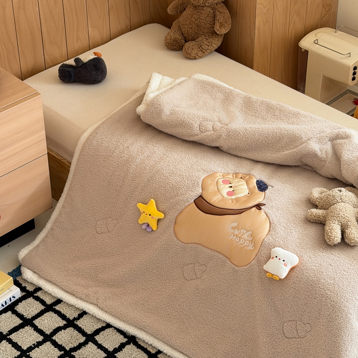 91家纺网 家纺一手货源 找家纺 喜多兔儿童家纺 2025新款圆圆系列抗菌恒温奶柔羊咩绒毯毛毯被 卡其色圆滚滚的小狮子