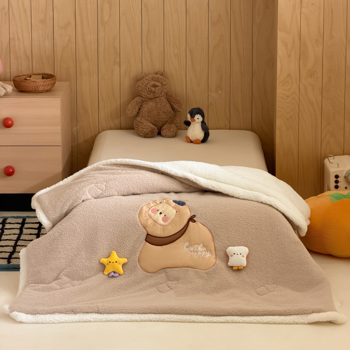 91家纺网 家纺一手货源 找家纺 喜多兔儿童家纺 2025新款圆圆系列抗菌恒温奶柔羊咩绒毯毛毯被 卡其色圆滚滚的小狮子