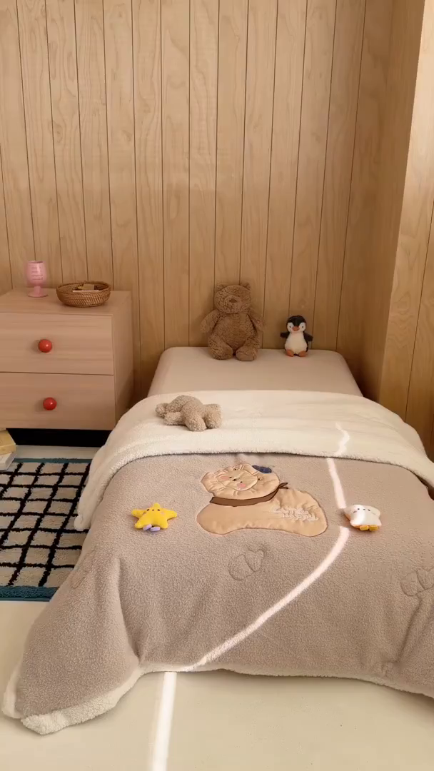 91家纺网 家纺一手货源 找家纺 喜多兔儿童家纺 2025新款圆圆系列抗菌恒温奶柔羊咩绒毯毛毯被 卡其色圆滚滚的小狮子