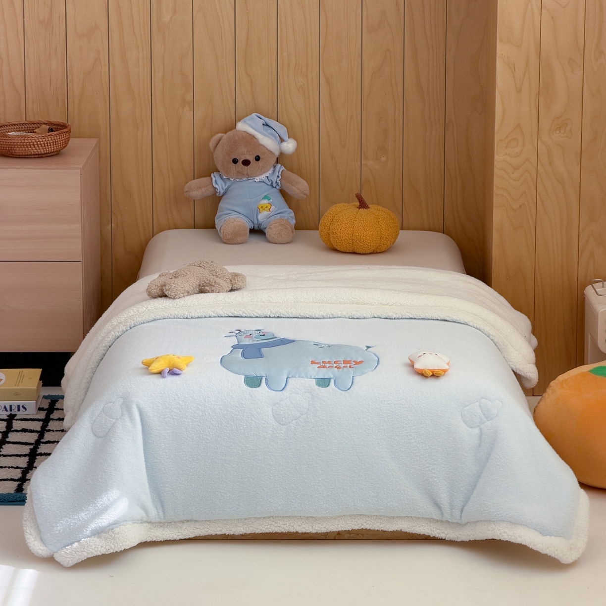 91家纺网 家纺一手货源 找家纺 喜多兔儿童家纺 2025新款圆圆系列抗菌恒温奶柔羊咩绒毯毛毯被 蓝色圆滚滚的小鹿