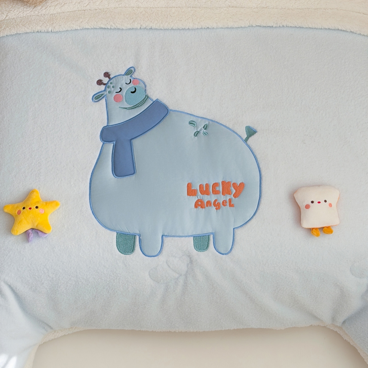 91家纺网 家纺一手货源 找家纺 喜多兔儿童家纺 2025新款圆圆系列抗菌恒温奶柔羊咩绒毯毛毯被 蓝色圆滚滚的小鹿