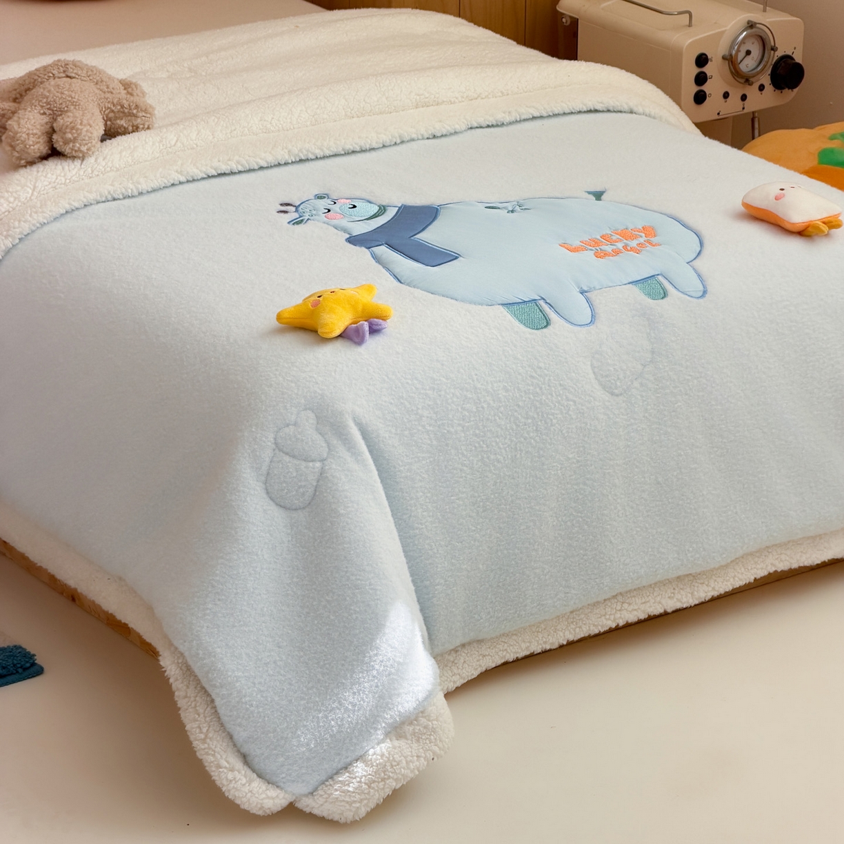 91家纺网 家纺一手货源 找家纺 喜多兔儿童家纺 2025新款圆圆系列抗菌恒温奶柔羊咩绒毯毛毯被 蓝色圆滚滚的小鹿