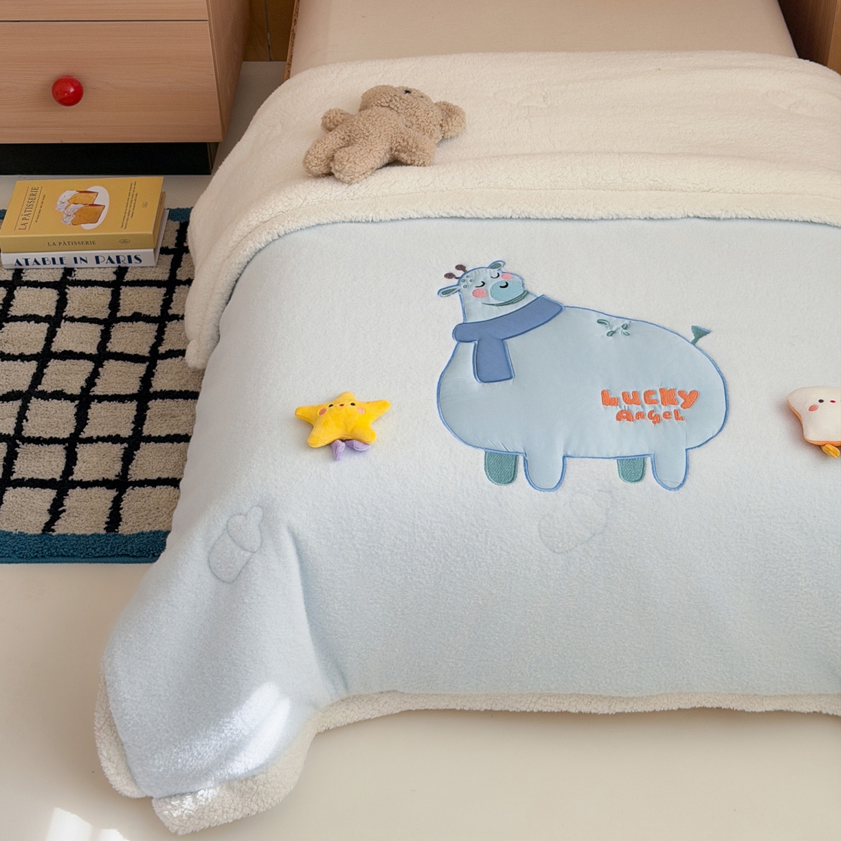 91家纺网 家纺一手货源 找家纺 喜多兔儿童家纺 2025新款圆圆系列抗菌恒温奶柔羊咩绒毯毛毯被 蓝色圆滚滚的小鹿