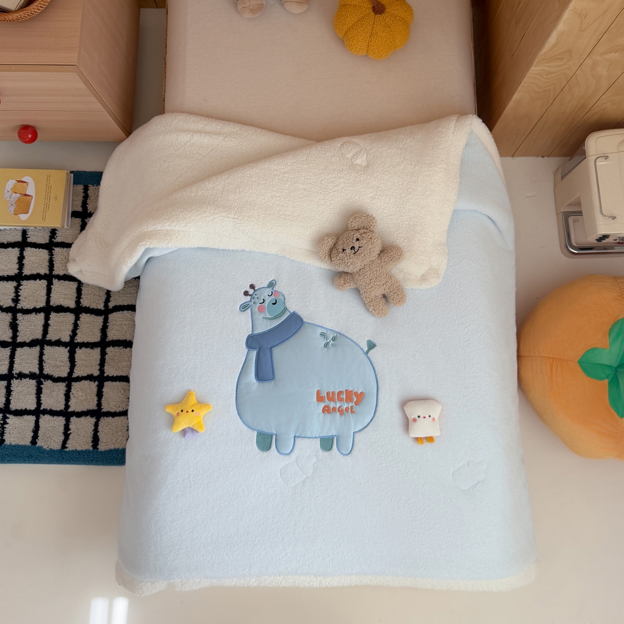 91家纺网 家纺一手货源 找家纺 喜多兔儿童家纺 2025新款圆圆系列抗菌恒温奶柔羊咩绒毯毛毯被 蓝色圆滚滚的小鹿