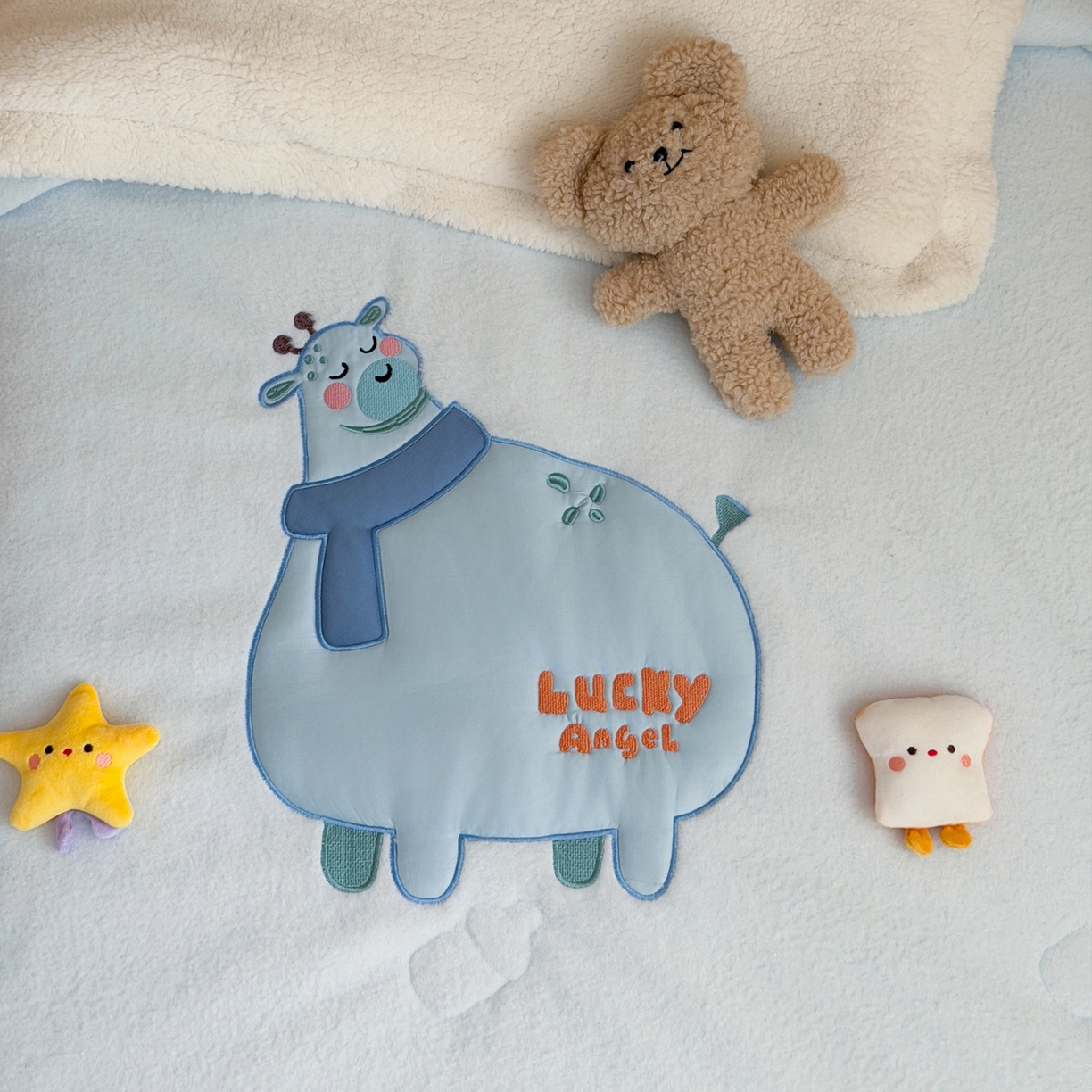 91家纺网 家纺一手货源 找家纺 喜多兔儿童家纺 2025新款圆圆系列抗菌恒温奶柔羊咩绒毯毛毯被 蓝色圆滚滚的小鹿