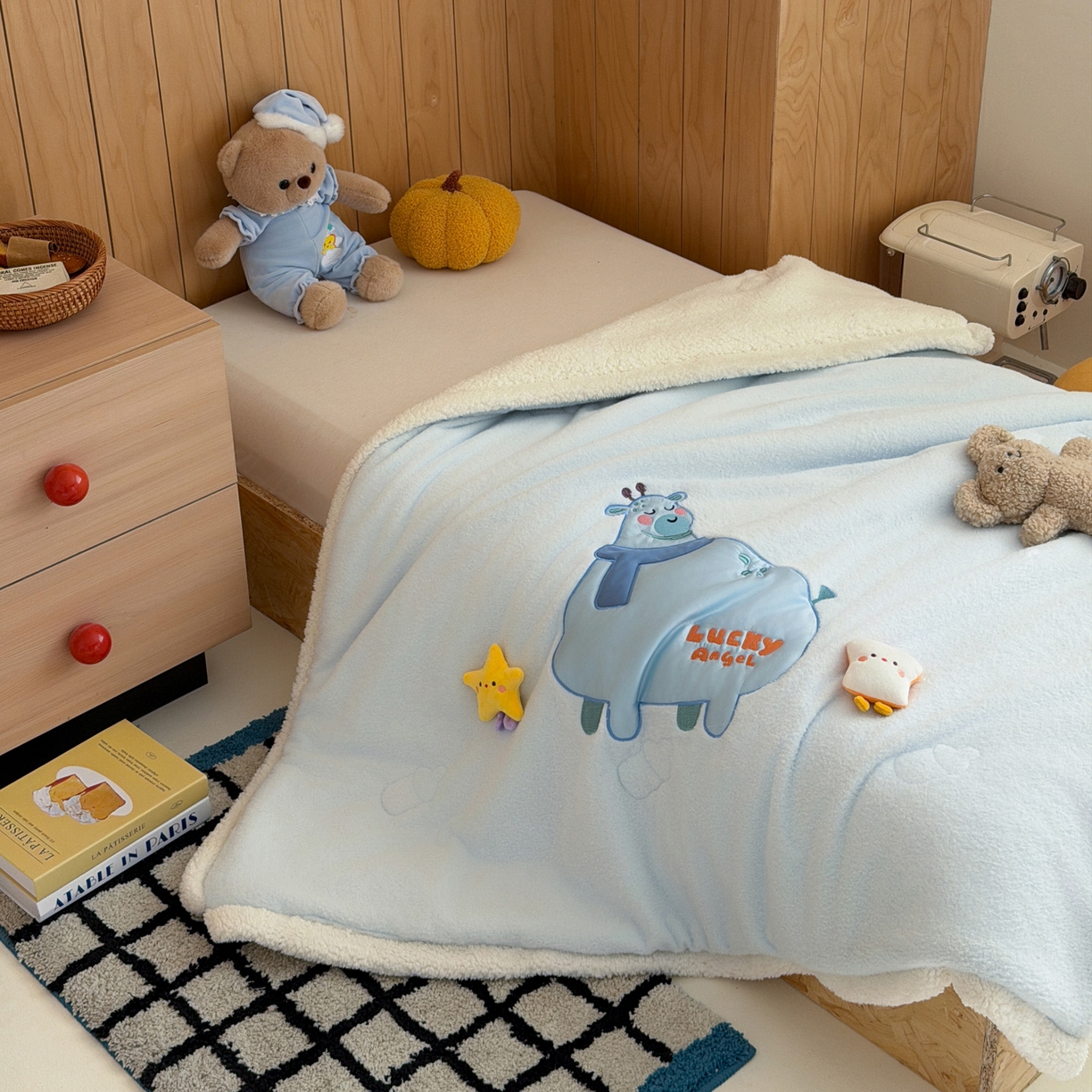91家纺网 家纺一手货源 找家纺 喜多兔儿童家纺 2025新款圆圆系列抗菌恒温奶柔羊咩绒毯毛毯被 蓝色圆滚滚的小鹿