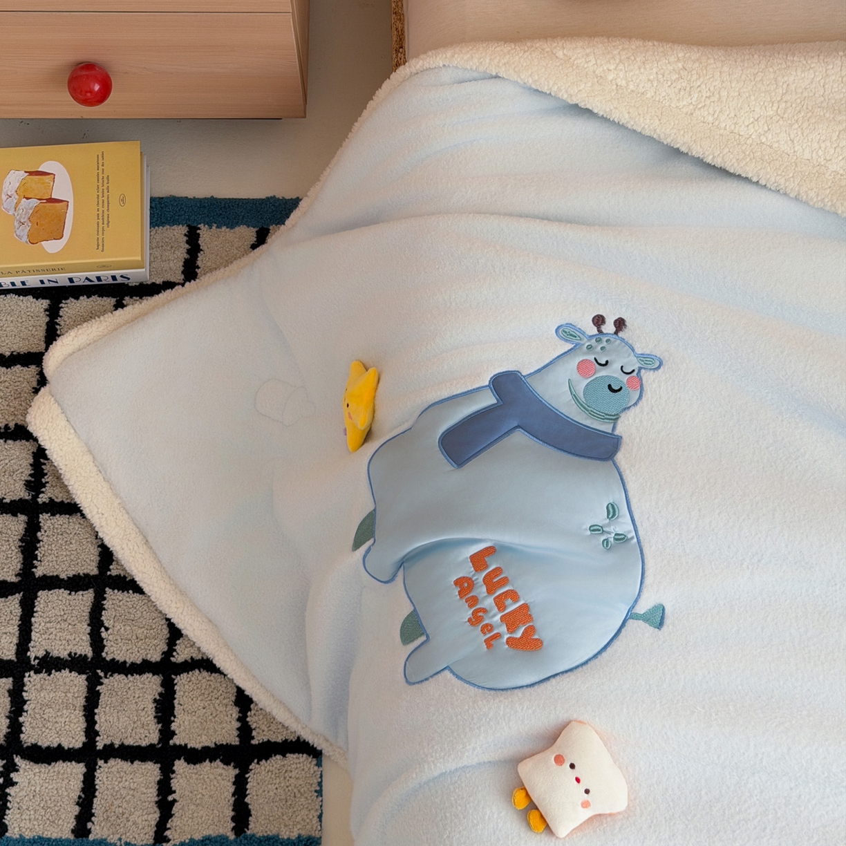 91家纺网 家纺一手货源 找家纺 喜多兔儿童家纺 2025新款圆圆系列抗菌恒温奶柔羊咩绒毯毛毯被 蓝色圆滚滚的小鹿