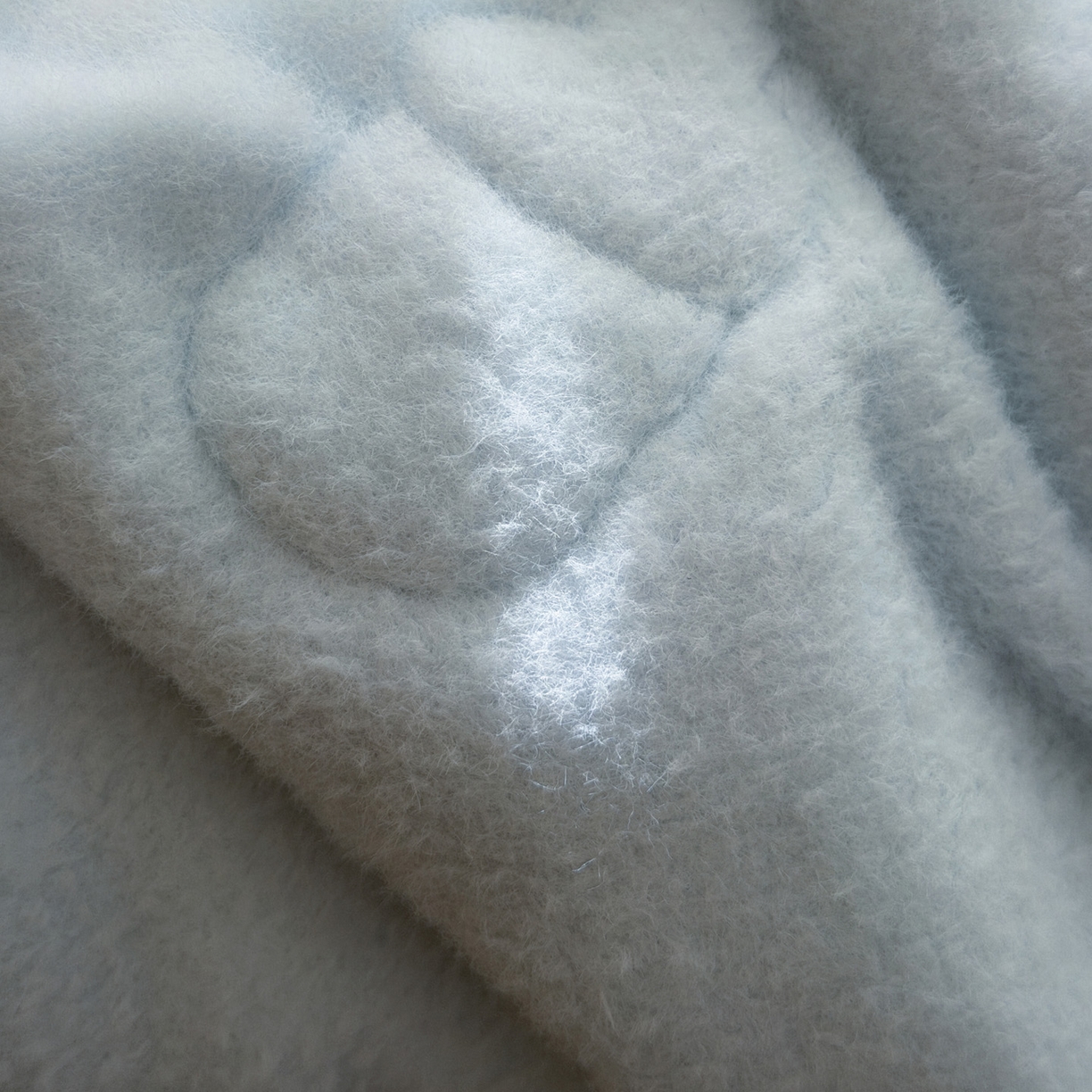 91家纺网 家纺一手货源 找家纺 喜多兔儿童家纺 2025新款圆圆系列抗菌恒温奶柔羊咩绒毯毛毯被 蓝色圆滚滚的小鹿