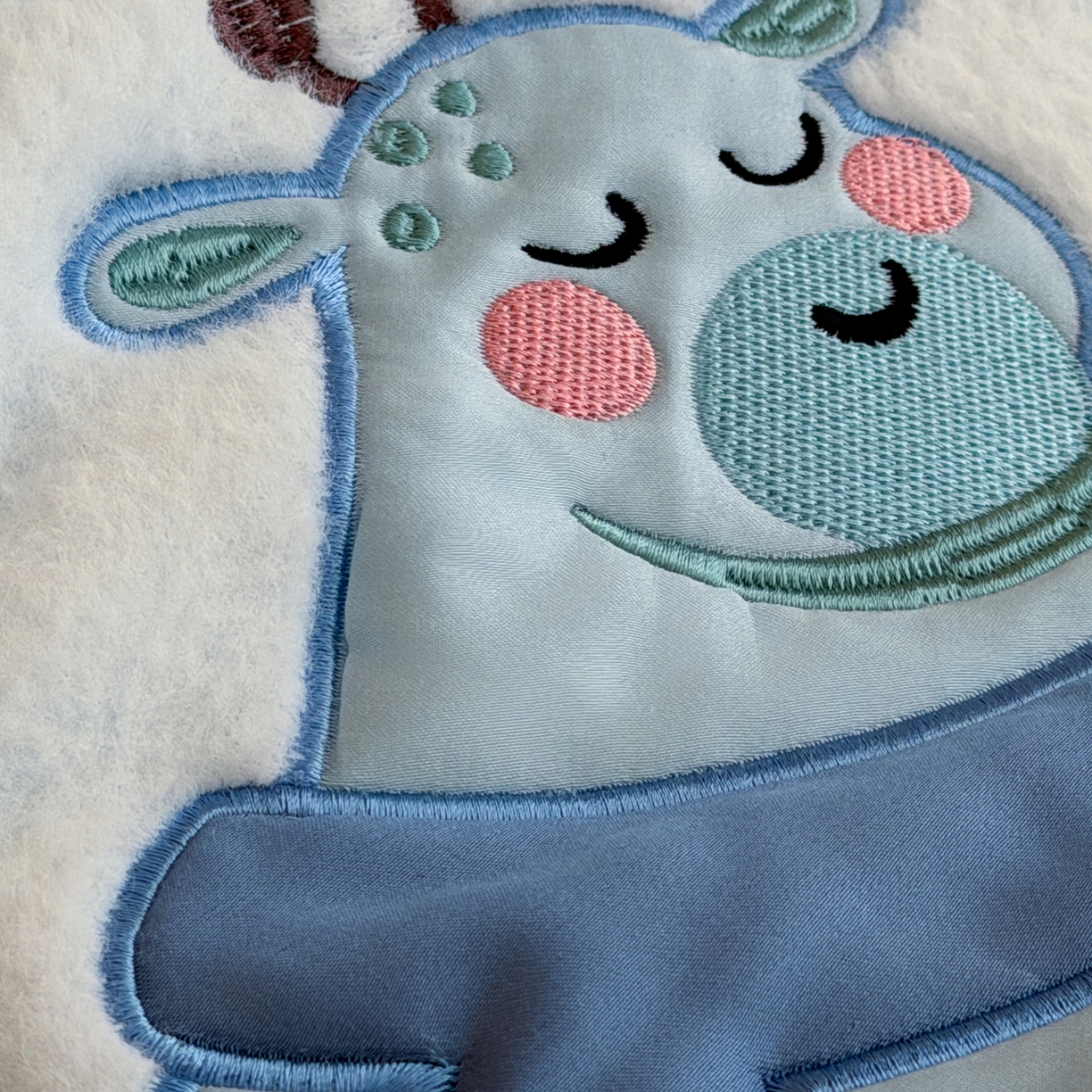 91家纺网 家纺一手货源 找家纺 喜多兔儿童家纺 2025新款圆圆系列抗菌恒温奶柔羊咩绒毯毛毯被 蓝色圆滚滚的小鹿