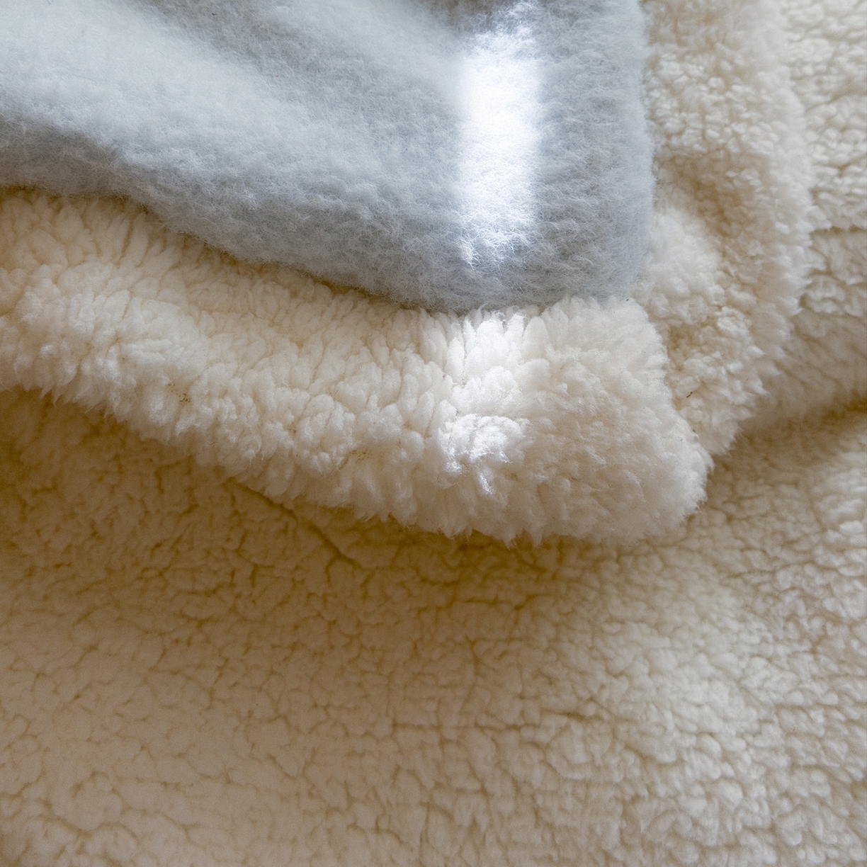 91家纺网 家纺一手货源 找家纺 喜多兔儿童家纺 2025新款圆圆系列抗菌恒温奶柔羊咩绒毯毛毯被 蓝色圆滚滚的小鹿