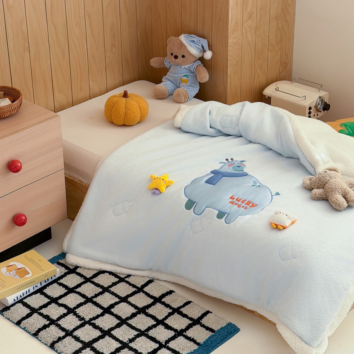 91家纺网 家纺一手货源 找家纺 喜多兔儿童家纺 2025新款圆圆系列抗菌恒温奶柔羊咩绒毯毛毯被 蓝色圆滚滚的小鹿