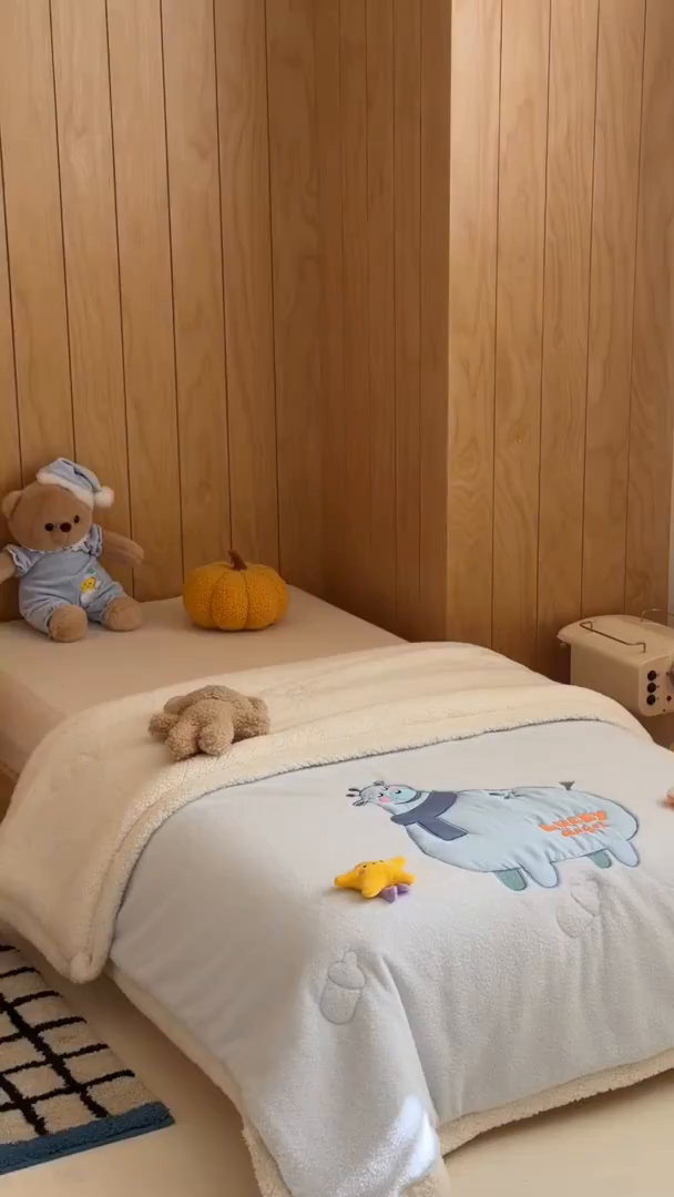 91家纺网 家纺一手货源 找家纺 喜多兔儿童家纺 2025新款圆圆系列抗菌恒温奶柔羊咩绒毯毛毯被 蓝色圆滚滚的小鹿