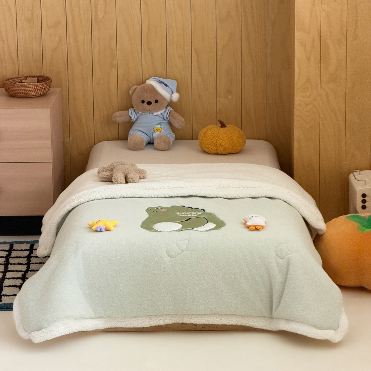 91家纺网 家纺一手货源 找家纺 喜多兔儿童家纺 2025新款圆圆系列抗菌恒温奶柔羊咩绒毯毛毯被 绿色圆滚滚的小恐龙