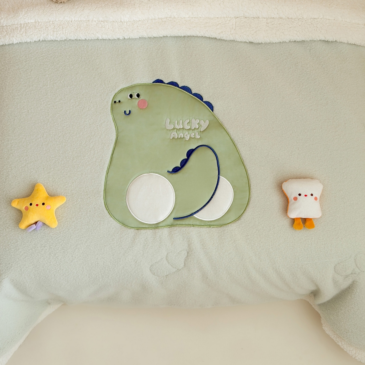 91家纺网 家纺一手货源 找家纺 喜多兔儿童家纺 2025新款圆圆系列抗菌恒温奶柔羊咩绒毯毛毯被 绿色圆滚滚的小恐龙