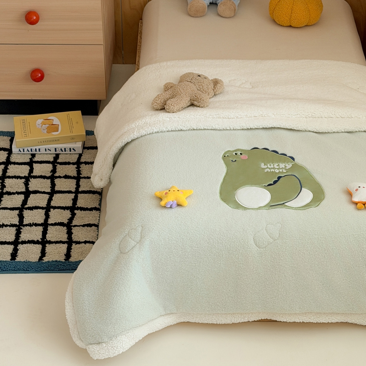 91家纺网 家纺一手货源 找家纺 喜多兔儿童家纺 2025新款圆圆系列抗菌恒温奶柔羊咩绒毯毛毯被 绿色圆滚滚的小恐龙