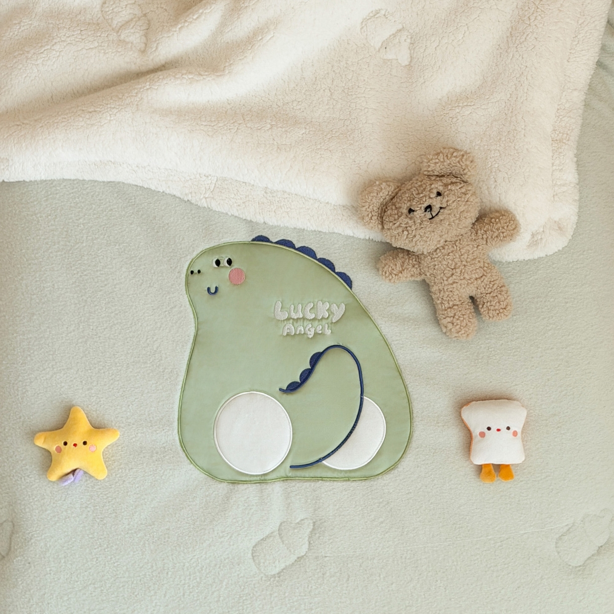 91家纺网 家纺一手货源 找家纺 喜多兔儿童家纺 2025新款圆圆系列抗菌恒温奶柔羊咩绒毯毛毯被 绿色圆滚滚的小恐龙