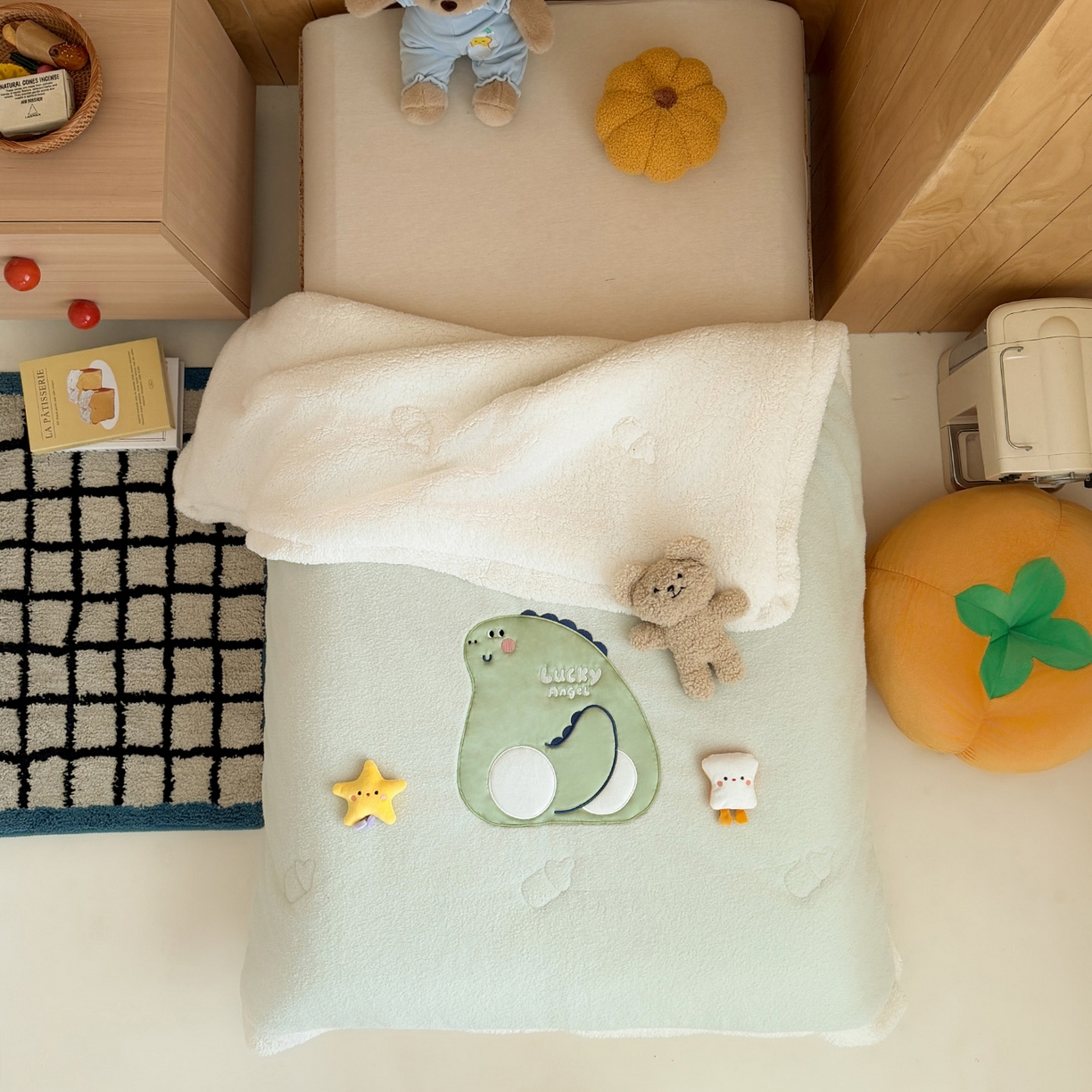 91家纺网 家纺一手货源 找家纺 喜多兔儿童家纺 2025新款圆圆系列抗菌恒温奶柔羊咩绒毯毛毯被 绿色圆滚滚的小恐龙