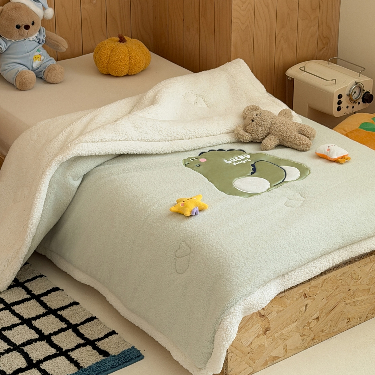 91家纺网 家纺一手货源 找家纺 喜多兔儿童家纺 2025新款圆圆系列抗菌恒温奶柔羊咩绒毯毛毯被 绿色圆滚滚的小恐龙