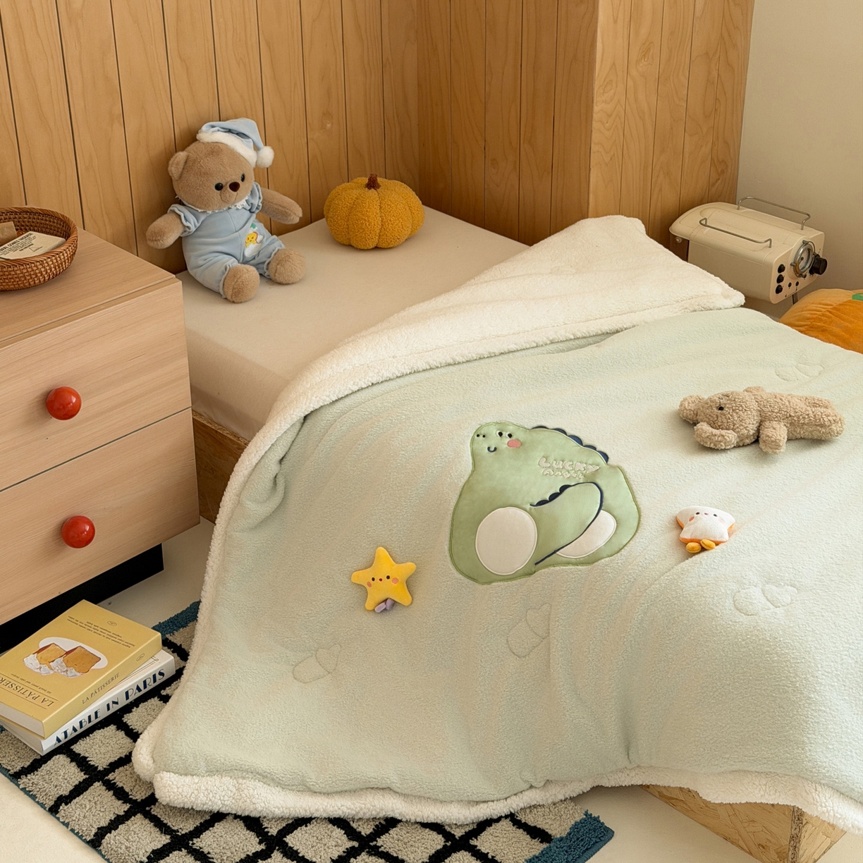 91家纺网 家纺一手货源 找家纺 喜多兔儿童家纺 2025新款圆圆系列抗菌恒温奶柔羊咩绒毯毛毯被 绿色圆滚滚的小恐龙
