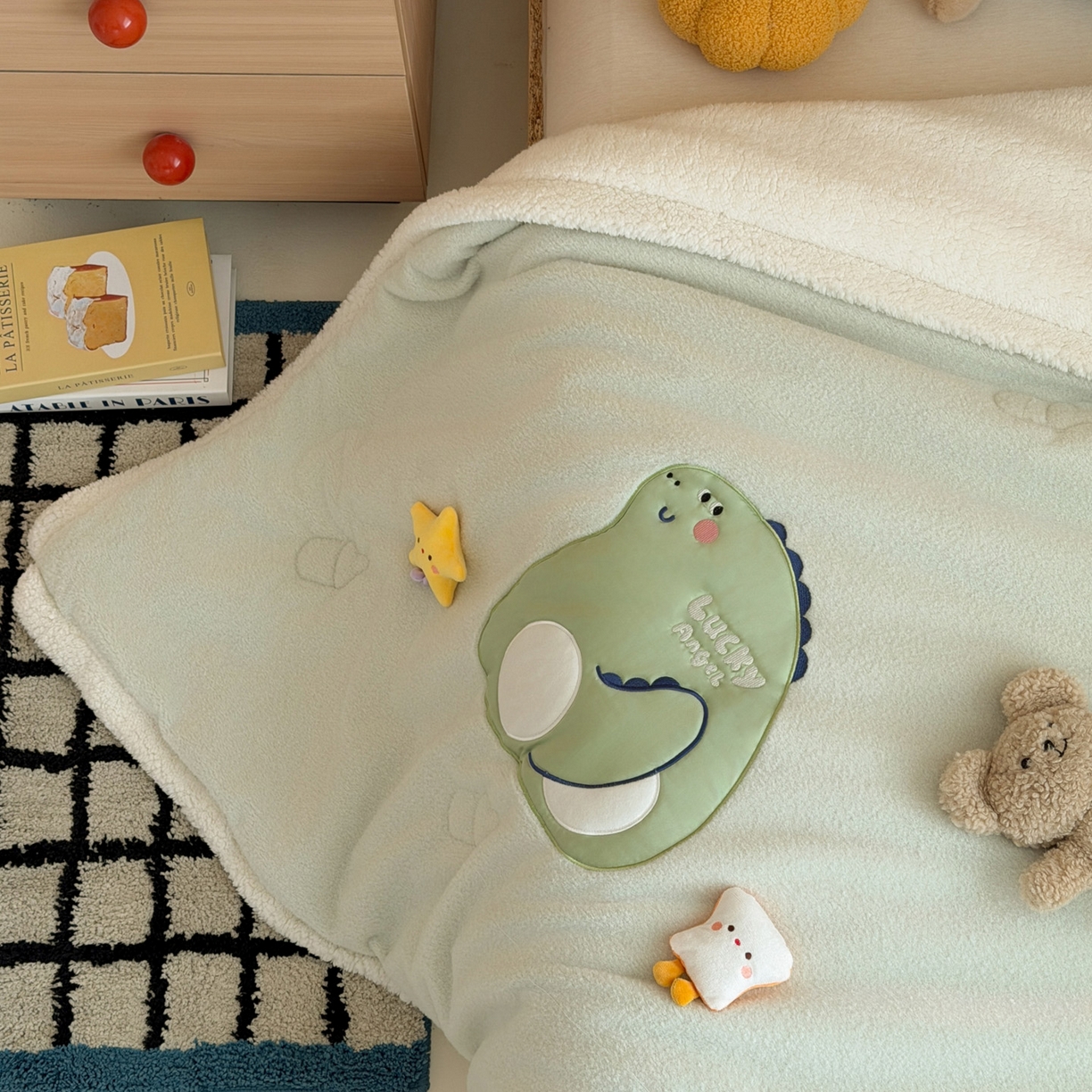91家纺网 家纺一手货源 找家纺 喜多兔儿童家纺 2025新款圆圆系列抗菌恒温奶柔羊咩绒毯毛毯被 绿色圆滚滚的小恐龙
