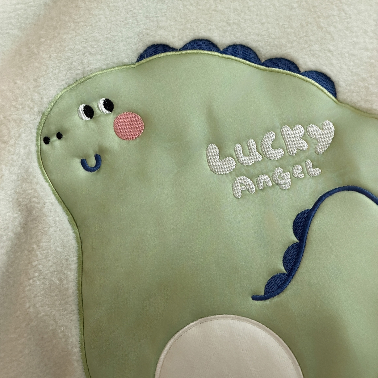 91家纺网 家纺一手货源 找家纺 喜多兔儿童家纺 2025新款圆圆系列抗菌恒温奶柔羊咩绒毯毛毯被 绿色圆滚滚的小恐龙