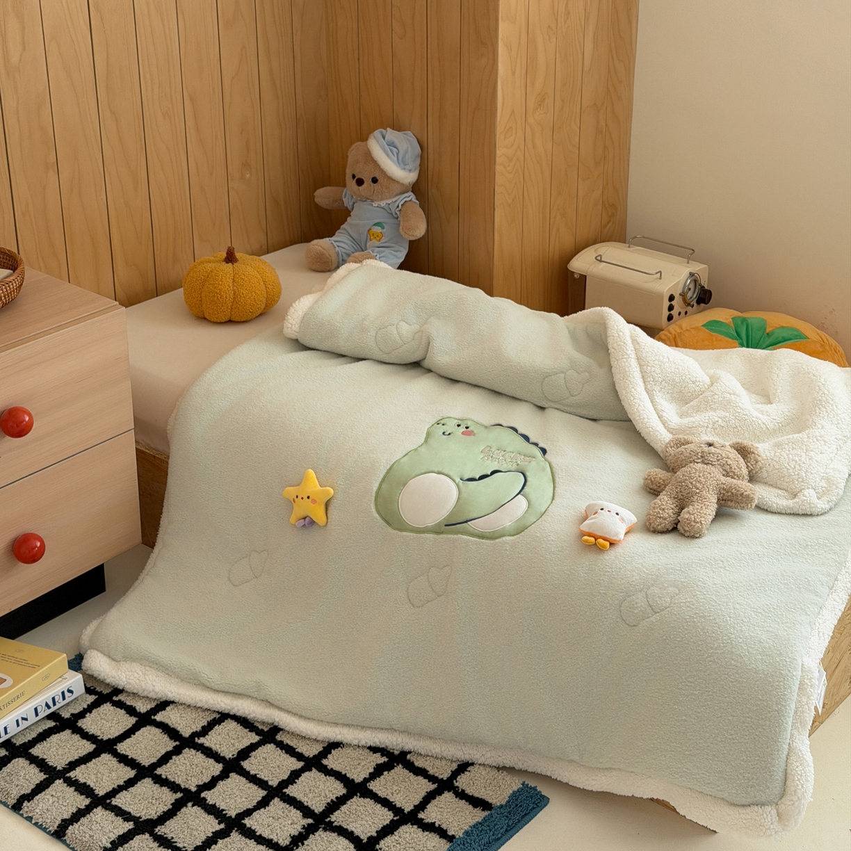 91家纺网 家纺一手货源 找家纺 喜多兔儿童家纺 2025新款圆圆系列抗菌恒温奶柔羊咩绒毯毛毯被 绿色圆滚滚的小恐龙