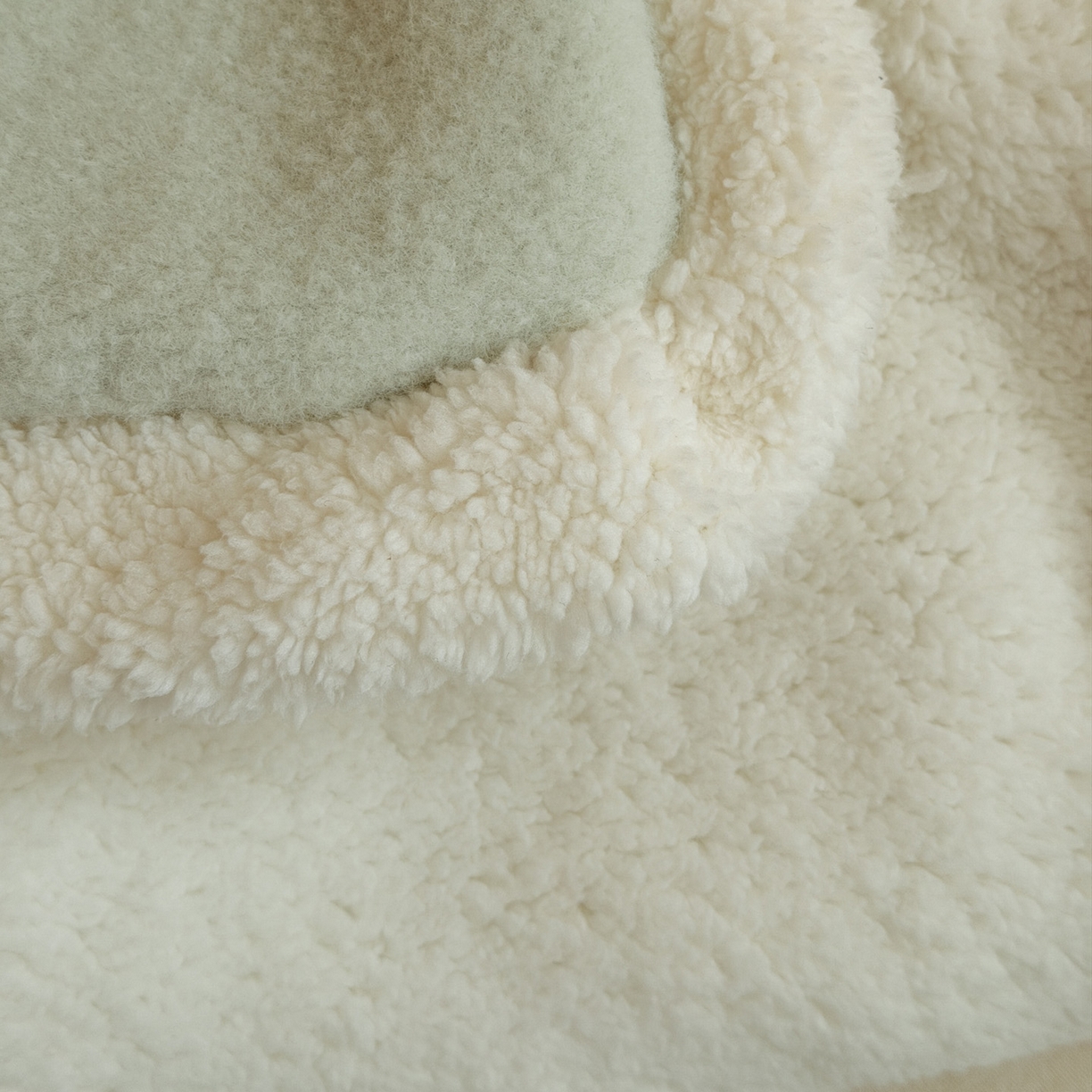 91家纺网 家纺一手货源 找家纺 喜多兔儿童家纺 2025新款圆圆系列抗菌恒温奶柔羊咩绒毯毛毯被 绿色圆滚滚的小恐龙