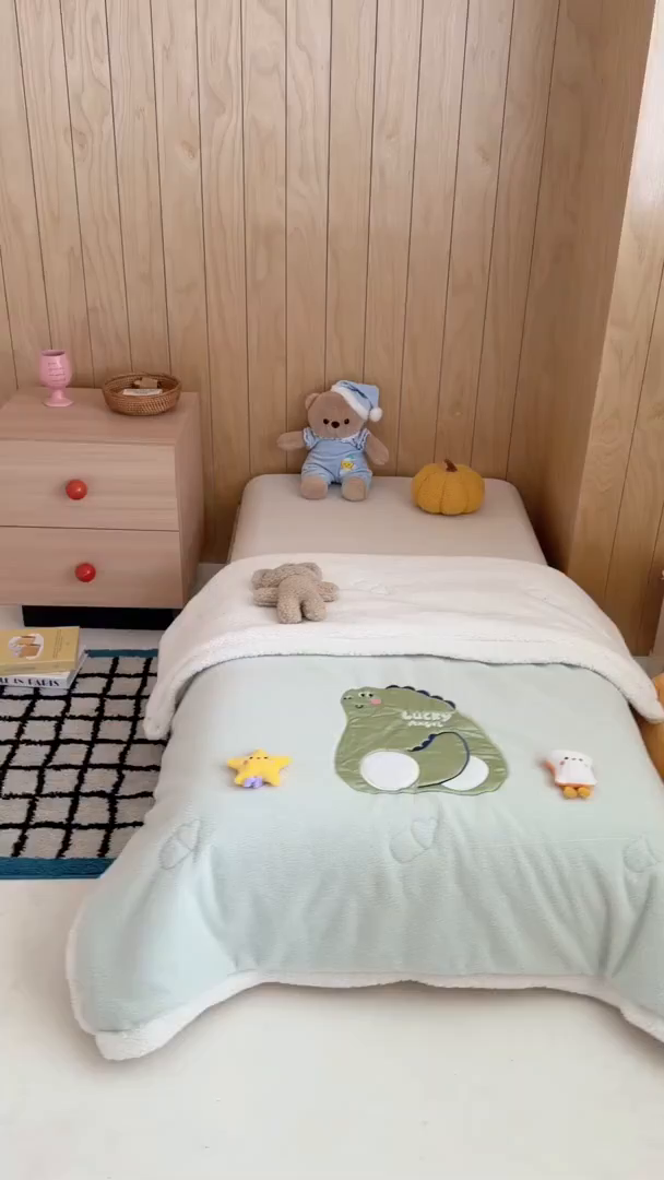 91家纺网 家纺一手货源 找家纺 喜多兔儿童家纺 2025新款圆圆系列抗菌恒温奶柔羊咩绒毯毛毯被 绿色圆滚滚的小恐龙