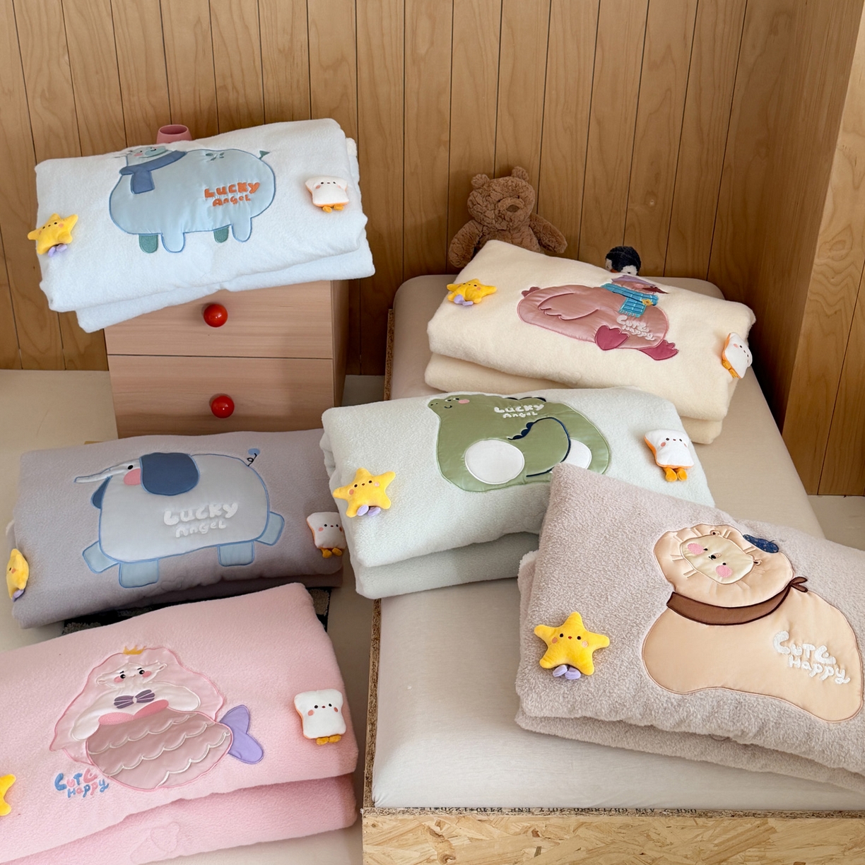 91家纺网 家纺一手货源 找家纺 喜多兔儿童家纺 2025新款圆圆系列抗菌恒温奶柔羊咩绒毯毛毯被 组合