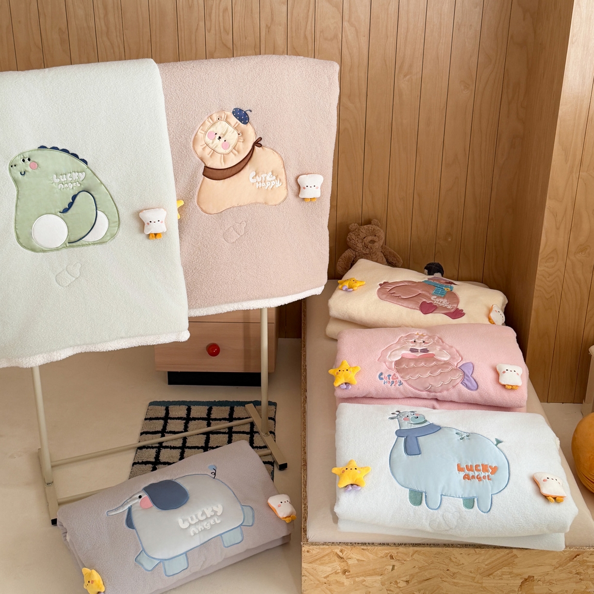91家纺网 家纺一手货源 找家纺 喜多兔儿童家纺 2025新款圆圆系列抗菌恒温奶柔羊咩绒毯毛毯被 组合