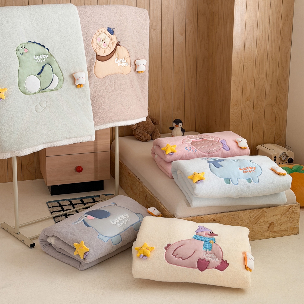 91家纺网 家纺一手货源 找家纺 喜多兔儿童家纺 2025新款圆圆系列抗菌恒温奶柔羊咩绒毯毛毯被 组合