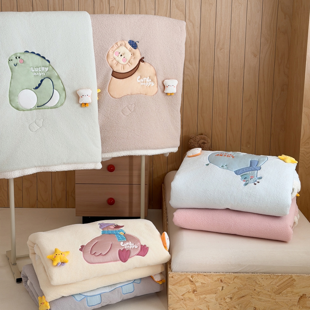 91家纺网 家纺一手货源 找家纺 喜多兔儿童家纺 2025新款圆圆系列抗菌恒温奶柔羊咩绒毯毛毯被 组合