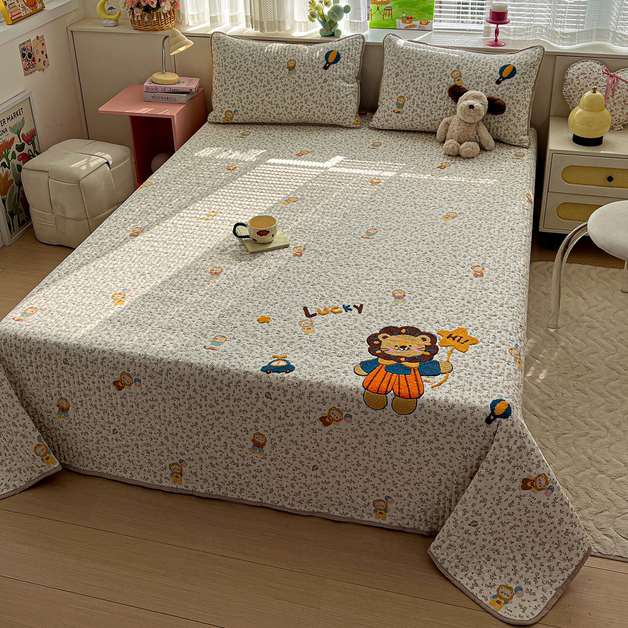 91家纺网 家纺一手货源 找家纺 水墨江南 2026直播热款加厚仿棉古法水洗棉夹棉床盖系列 嗨皮小狮子