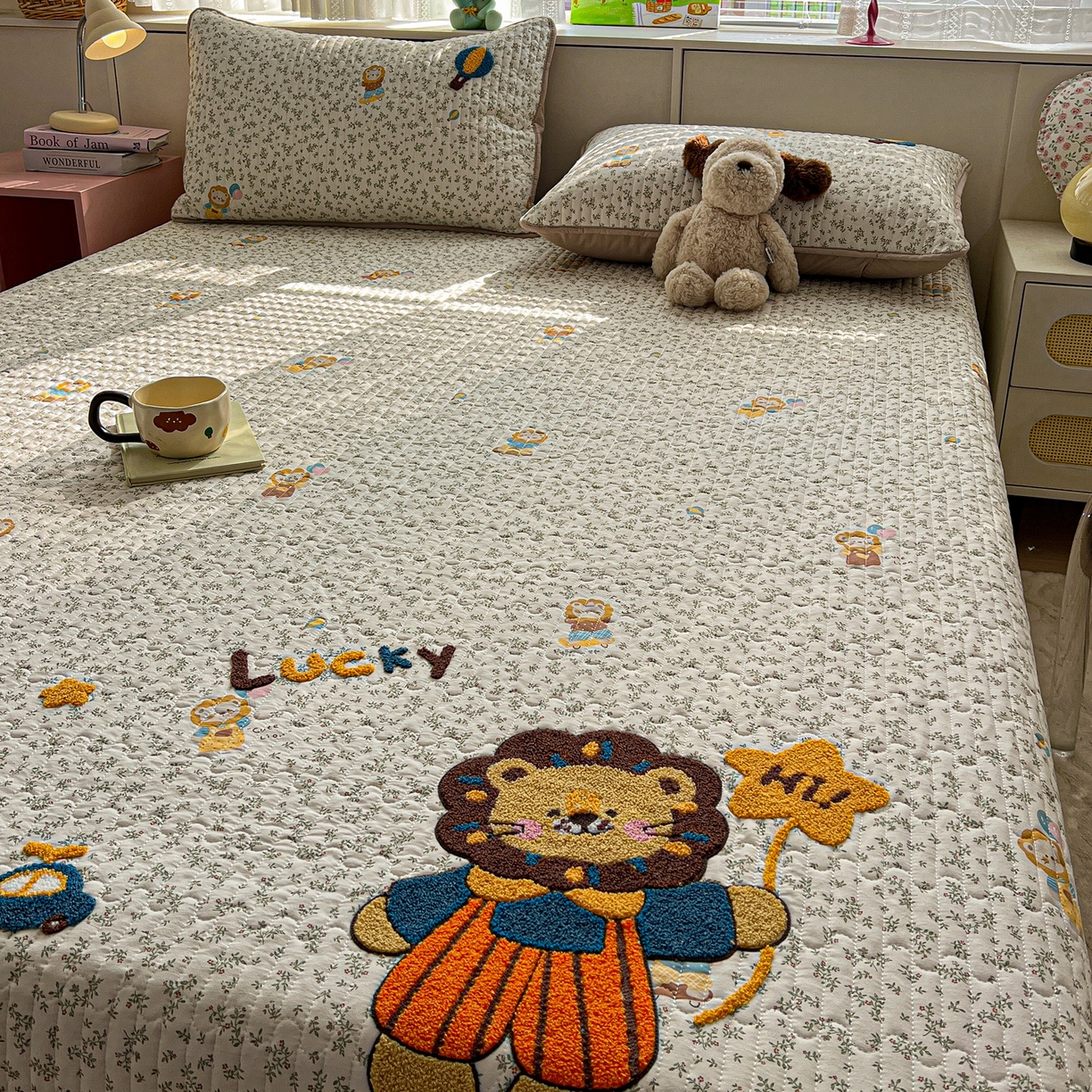 91家纺网 家纺一手货源 找家纺 水墨江南 2026直播热款加厚仿棉古法水洗棉夹棉床盖系列 嗨皮小狮子