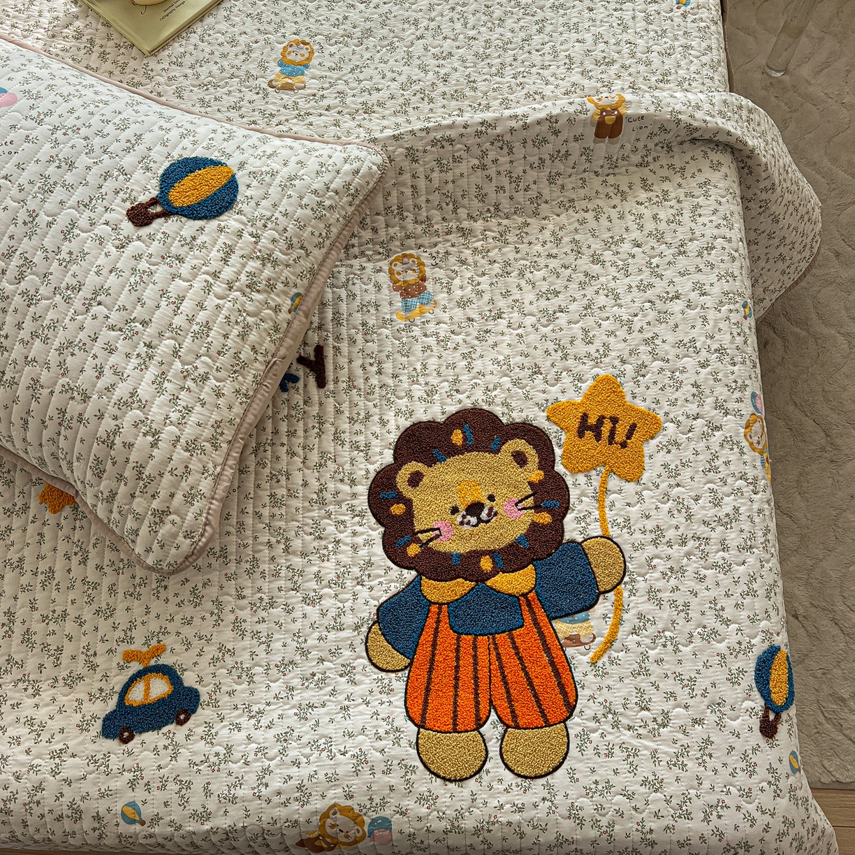 91家纺网 家纺一手货源 找家纺 水墨江南 2026直播热款加厚仿棉古法水洗棉夹棉床盖系列 嗨皮小狮子