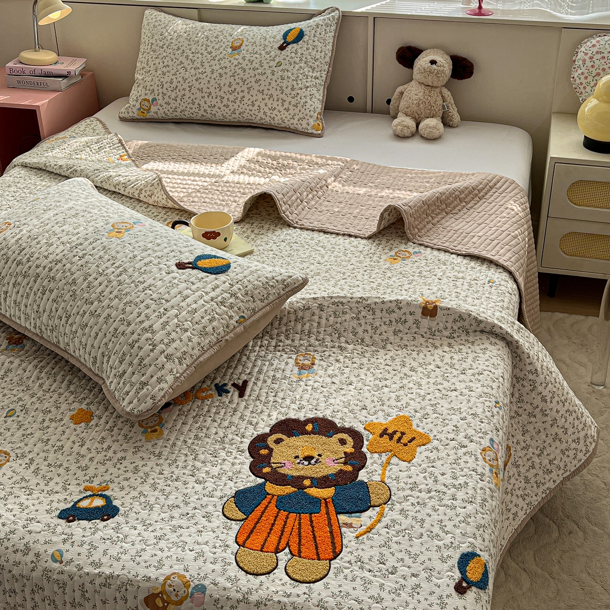 91家纺网 家纺一手货源 找家纺 水墨江南 2026直播热款加厚仿棉古法水洗棉夹棉床盖系列 嗨皮小狮子