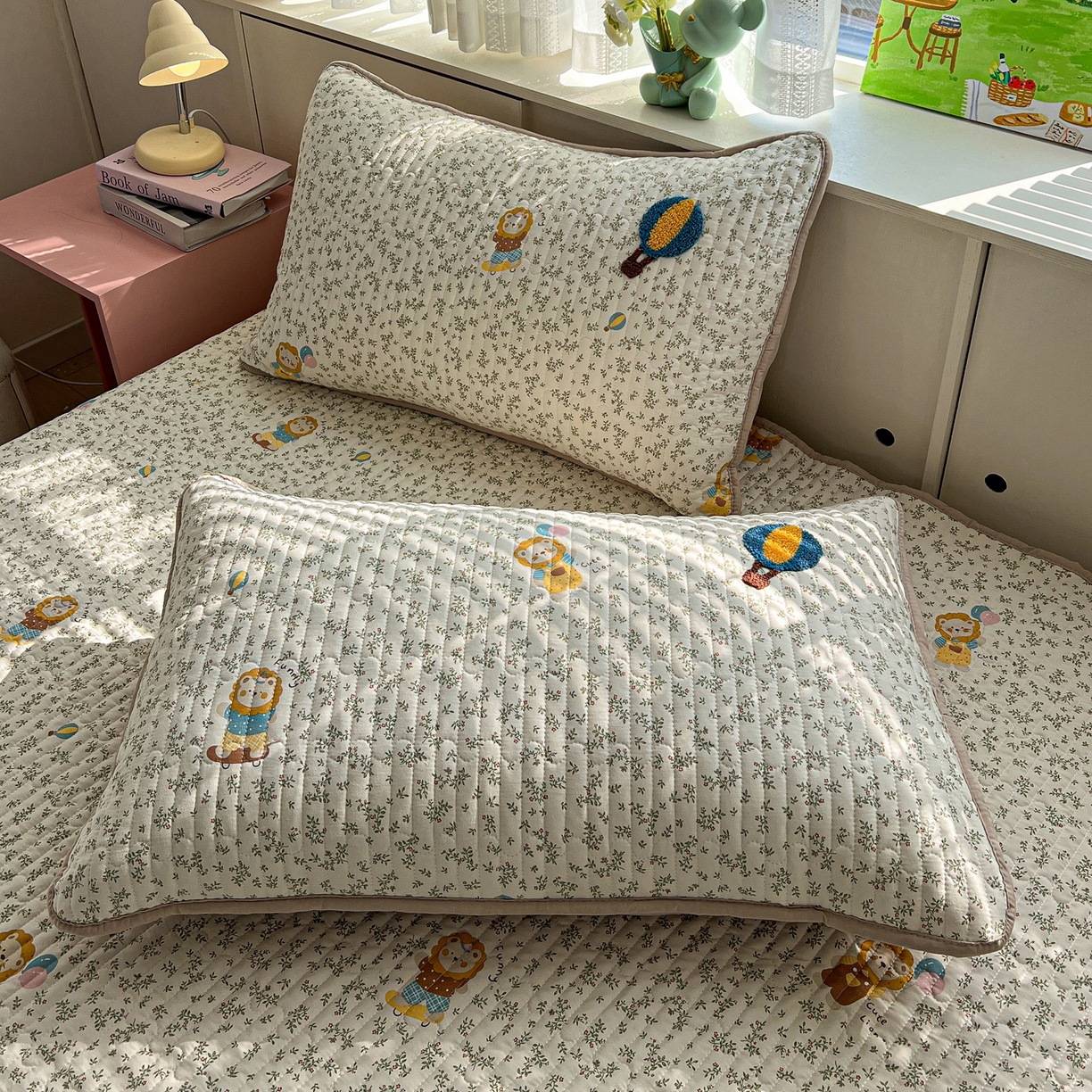 91家纺网 家纺一手货源 找家纺 水墨江南 2026直播热款加厚仿棉古法水洗棉夹棉床盖系列 嗨皮小狮子