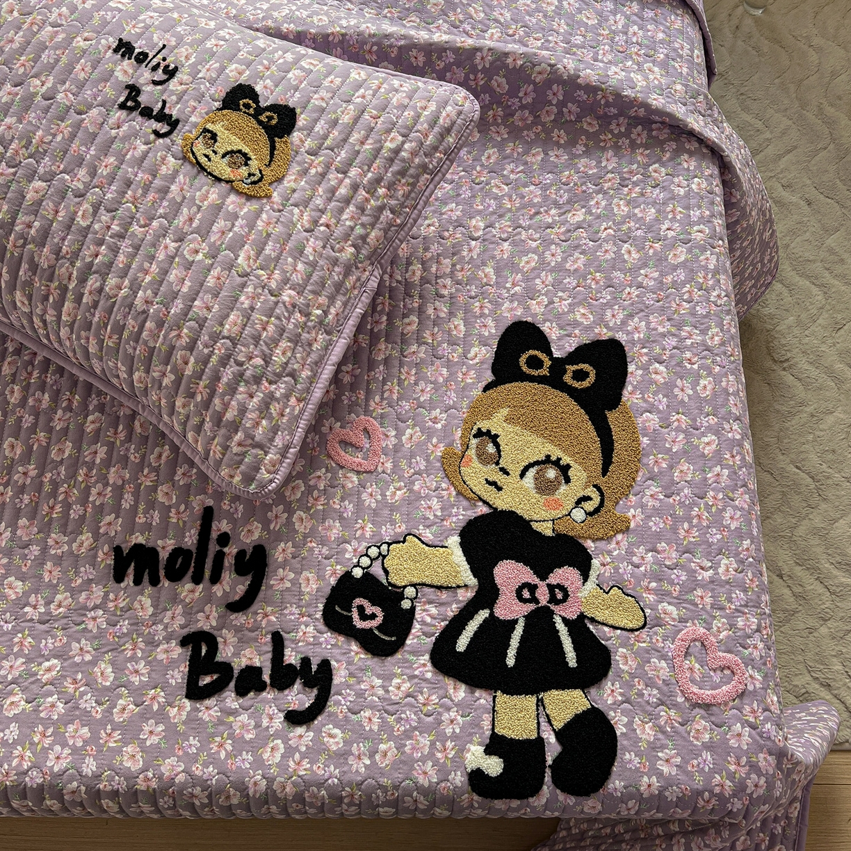 91家纺网 家纺一手货源 找家纺 水墨江南 2026直播热款加厚仿棉古法水洗棉夹棉床盖系列 摩登女孩